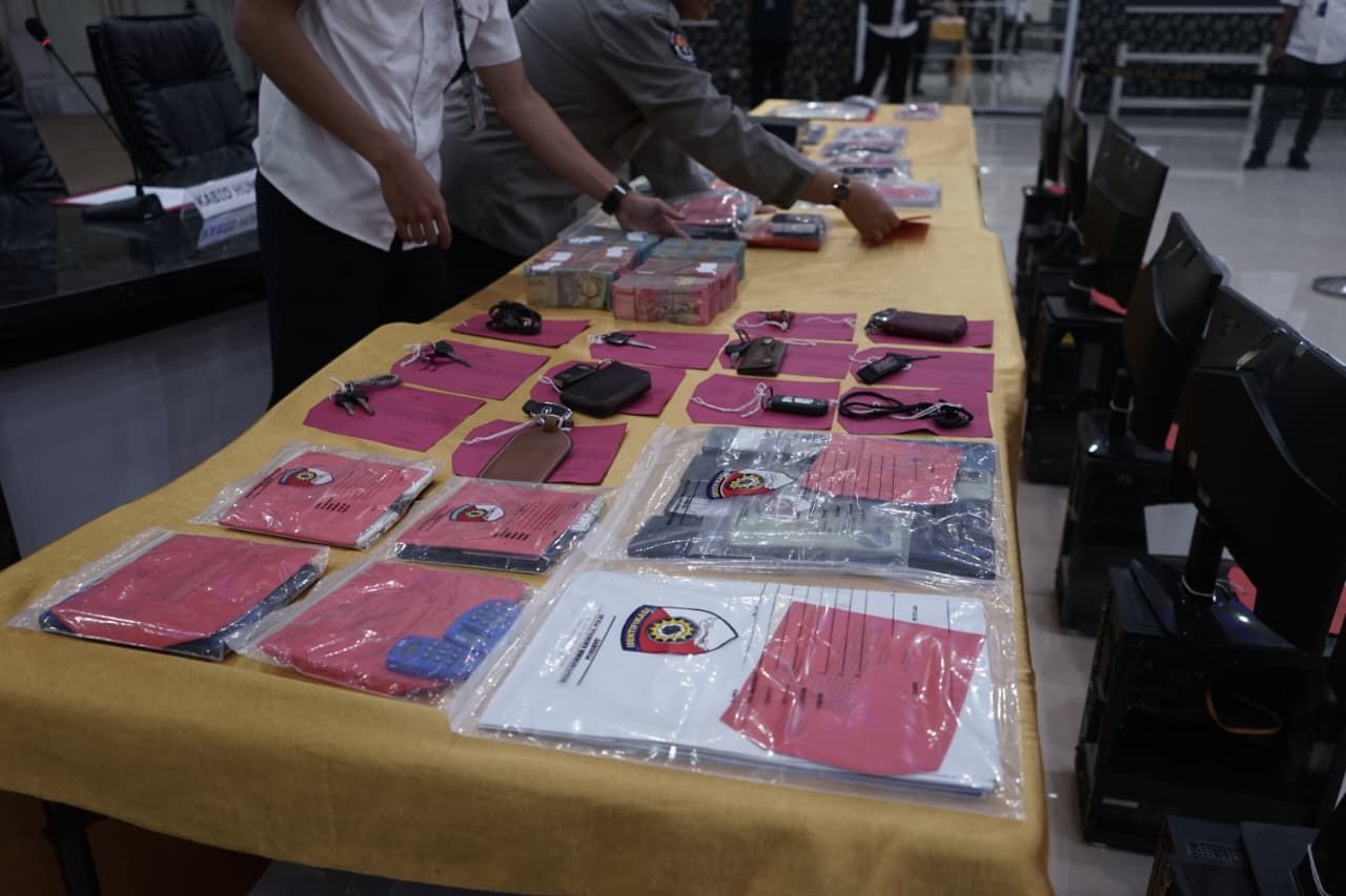 barang bukti perangkat elektronik dan surat surat